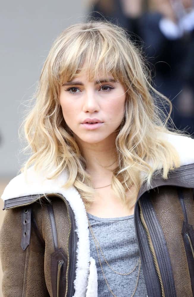 Fringes are the perfect way to complement your tousled hair so that it looks like perfection. The blond color looks gorgeous and gives the hair some much needed volume. 