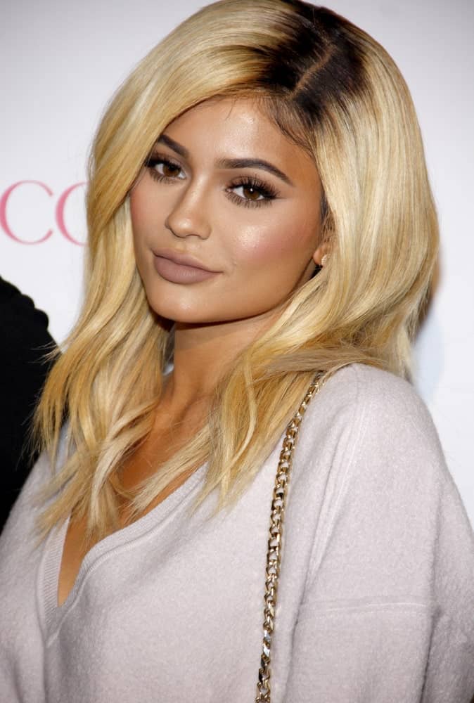 Since dyed hair is relatively common, most of us seamlessly follow the trends, experimenting with highlights, lowlights, balayage, and what not! Kylie seems to be doing the same, experimenting with light hair and dark roots! While it is definitely a rather unique hairstyle, it still looks perfect. 