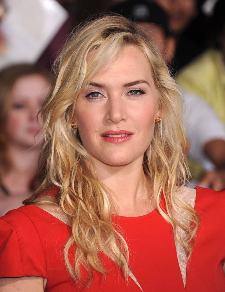 Kate Winslet has swept her bangs carelessly to the side with the tousled hair, which creates the perfect effortless look that she pulls off perfectly. 