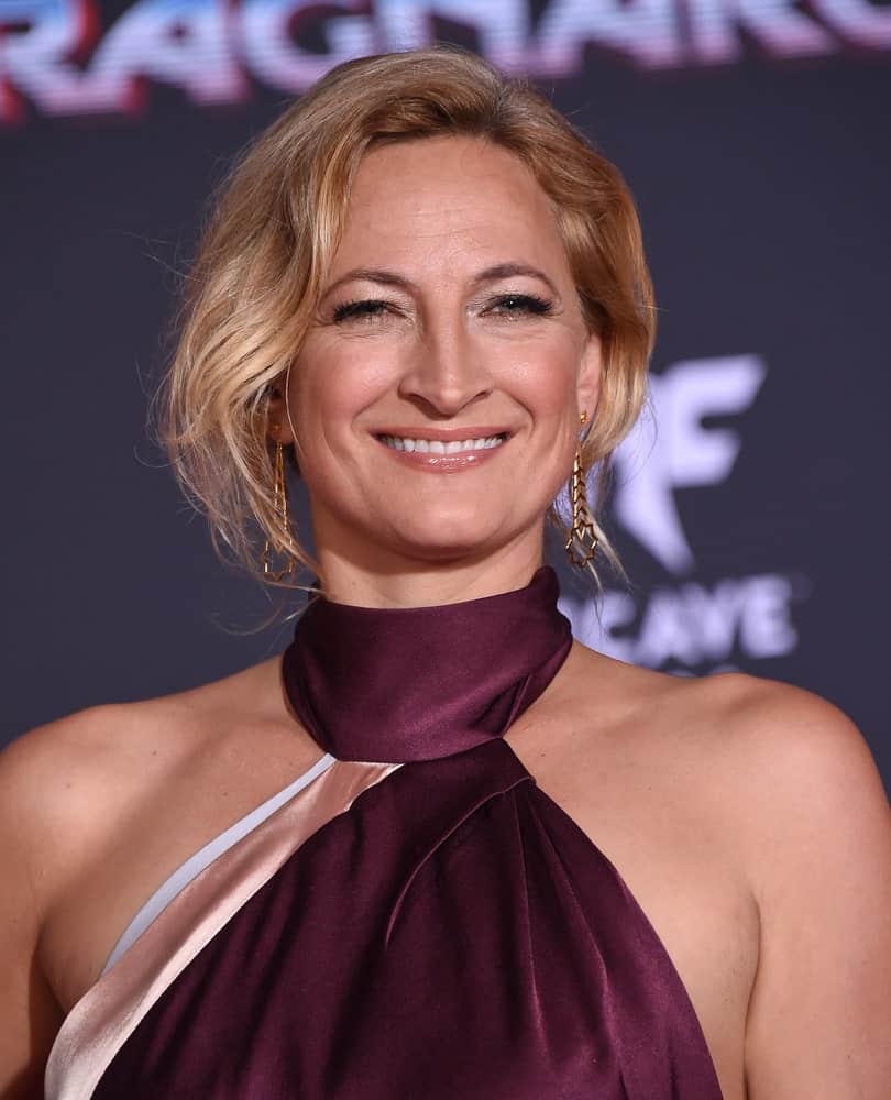 Some people believe that bob cuts are only for the young, college-going girls, but Zoe Bell puts all such notions to shame. Styling her ear-level, deep blonde hair in a casual side-part coupled with wavy layers on each side, she proves that a layered bob haircut perfectly fits women of all ages. 