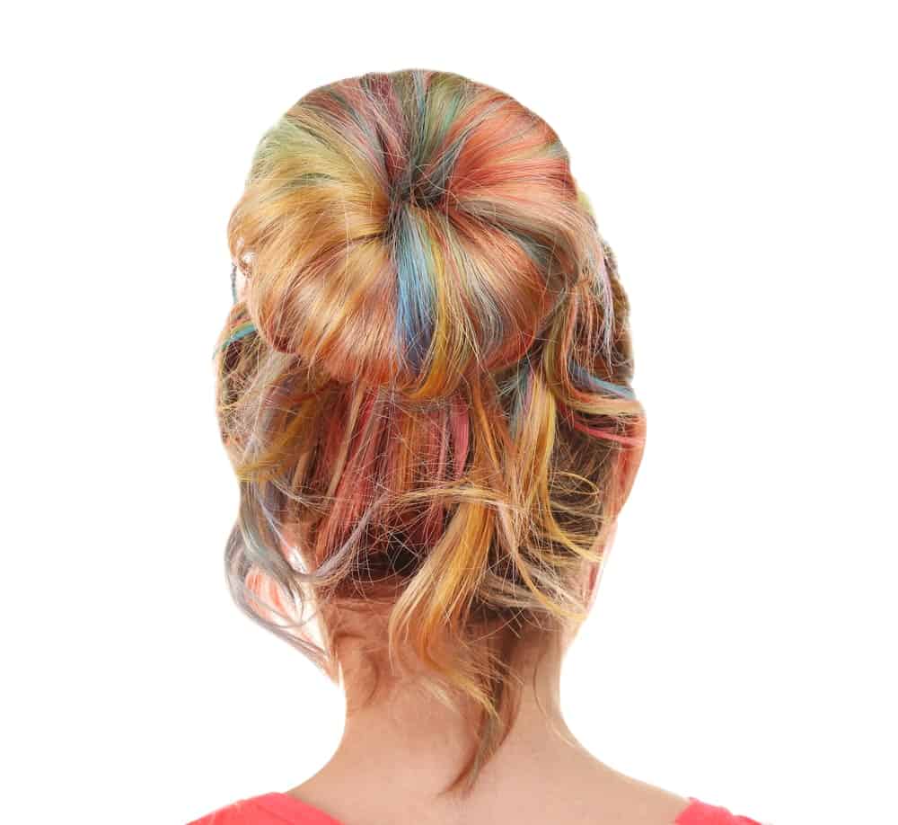Nothing beats a multi-colored messy bun. The hairstyle works for all settings, especially for more casual scenes. Whether you are heading out for a beach day, looking forward to dancing the night away with friends, or simply want to grab a cup of coffee, this super cute hairstyle will get you through the day. 