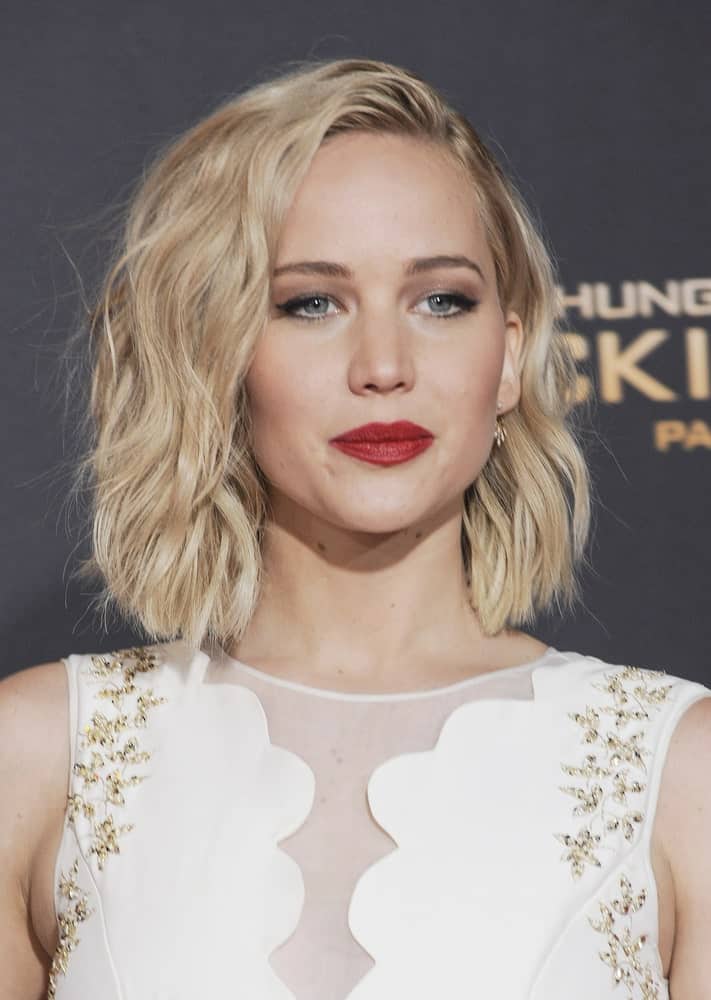 The Hunger Games’ star Jennifer Lawrence never fails to give us some wonderful hair style ideas and here she does it again with side-parted short hair that has been styled into ruffled waves. These waves make the hair look super voluminous, and also give it some extra texture. 