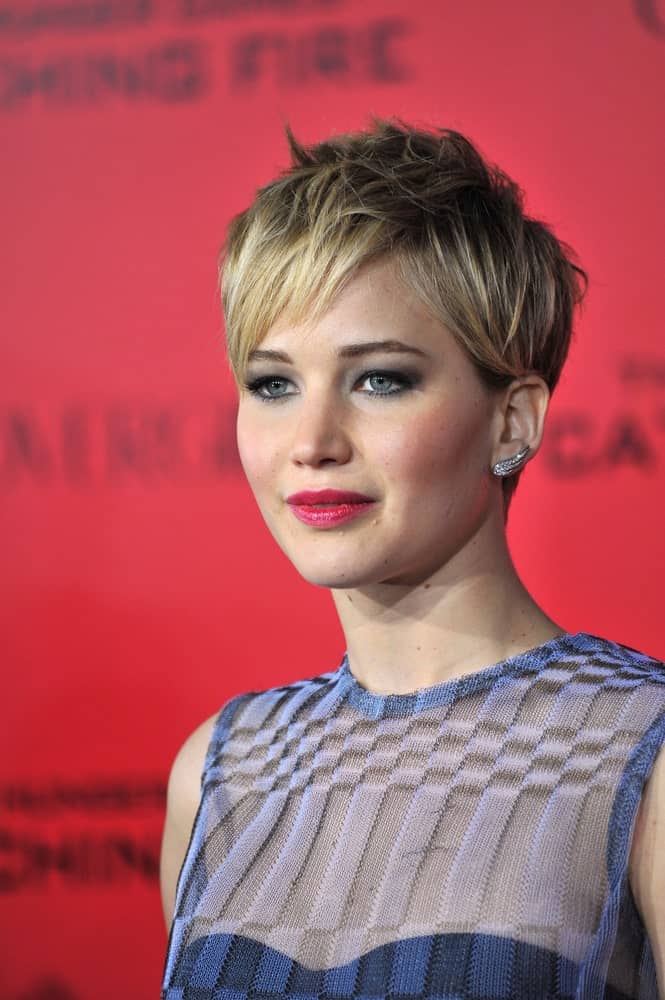 Talk of short hair with highlights and forget the iconic Jennifer Lawrence? It’s just not possible. Here we see the talented Oscar winner is a minimalistic hairstyle that comprises of baby bird pixie cut with shaggy bangs. The highlights are a mixture of pale blonde and ash brown tones that give a unique and fascinating look. 