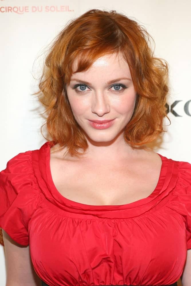 Here we see the undeclared redhead queen of Hollywood wearing her hair down in a tousled manner. Short baby bangs that line the forehead are another great way to let the catptivating color radiate. 