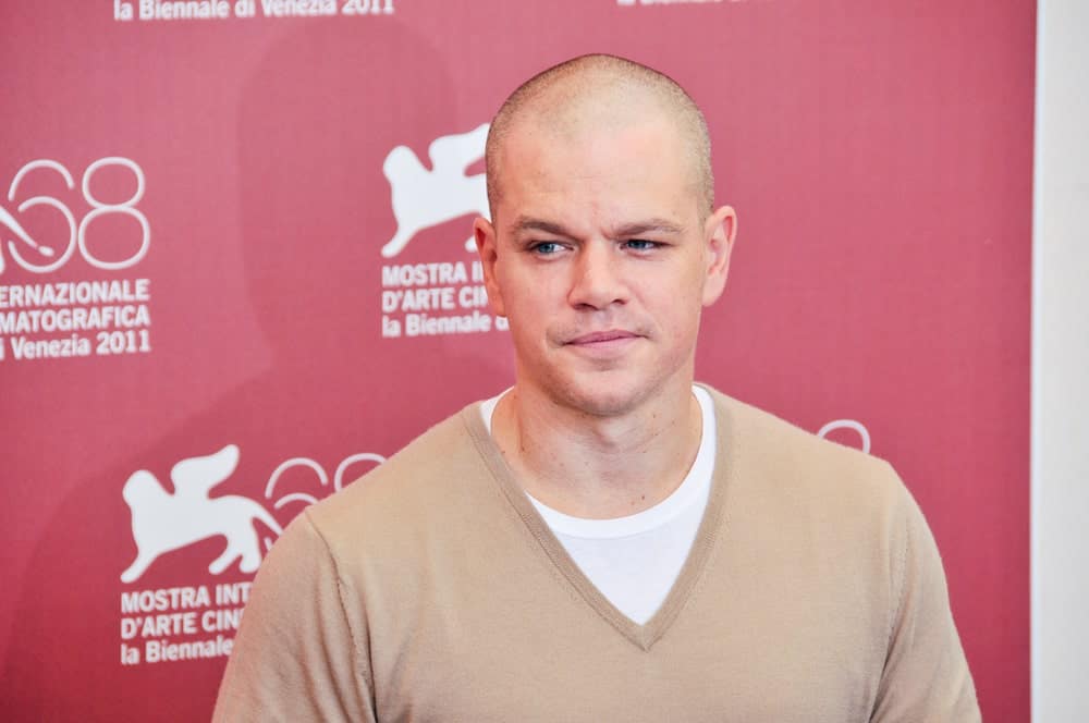 The super talented and handsome actor, Matt Damon, shaved his head for his role in the American science fiction action film called Elysium. While that was quite a bold move on his part, it actually worked out pretty well for him. He is one of those lucky people who have been blessed with a proper face shape and structure so he managed to pull off his shaved head noggin almost effortlessly!