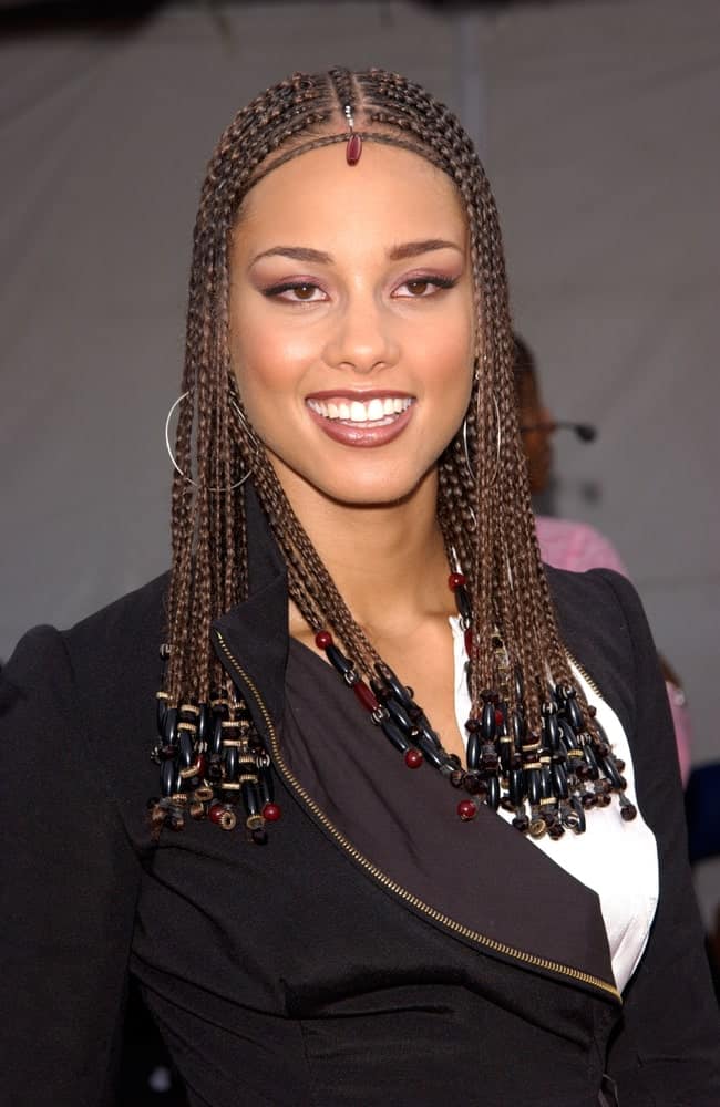One of the very first celebs to embrace the beautiful traditional hairstyle of the Fulani people was Alicia Keys. The “Girl on Fire” singer has been ornamenting her hair with the long, thin, beaded braids for decades now; however, the look has hit the mainstream masses just a couple of years ago. Here, Keys is sporting chest-length Fulani braids that terminate into red, black, and gold beads. A single red bead also dangles on the middle of the forehead. The look is truly inspiring and a homage to the Fulani people.