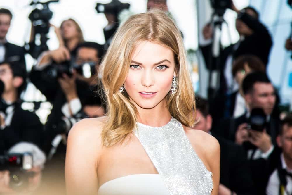Mid-length hair with middle parts doesn’t have to be drab. Take an example form supermodel Karlie Kloss. The model parted her hair in the middle with a staggered center part. Although she rocked a messy, minimum-fuss style, the choppy layers give her hair a lot of drama and character. This look is perfect for people who don’t want an extra-coiffed, high-maintenance look.