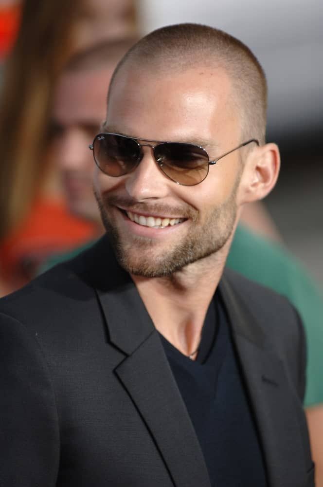 Popular for his role as Steve Stifler in American Pie, Seann William Scott has always been one of those guys who keep experimenting with their look and hairstyles. One of his super famous and viral hair-looks was the close-shaved haircut with a trimmed beard. The shaved head really suits him given how he has such a strong jaw-line with prominent cheekbones. 