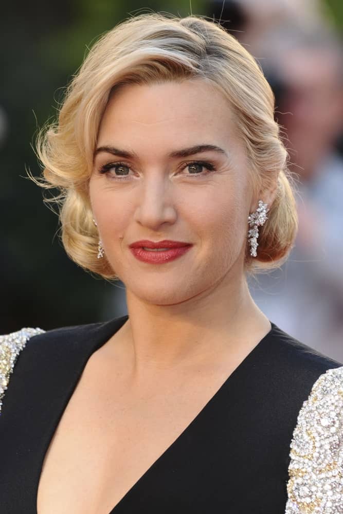 Kate Winslet’s vintage hairstyle is a (side) nod to the old-world charm. From the half-up hairstyle and the inward curled tips to the side-swept bangs and gelled-in-place touch, this vintage style hairstyle is a major throwback to the ‘80s fashion glory.