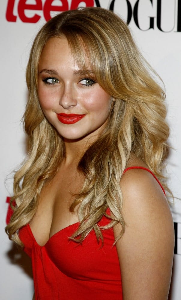 Hayden Panettiere’s over-the-shoulder split evokes beauty and grace despite the simplistic approach. All she has done is slightly curled the tips and worn them half in front and half at back. Side-swept bangs also enhance up the style. 