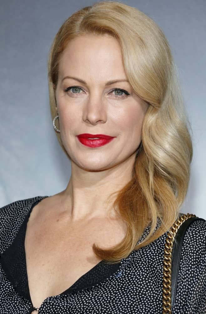 Alison Eastwood’s sophisticated side-brushed hairstyle for women is composed of a neat side-part that has been further twirled and tousled to create these modish tendrils.