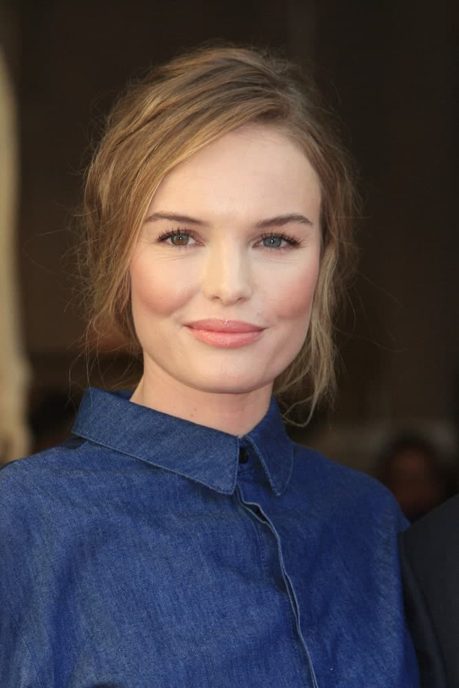 If you are one of those women who are always on their toes to get things done and cannot afford extra minutes in styling your hair, then take some inspiration from the charming Kate Bosworth. She had tied her hair in a regular bun and side-parted the strands at the front before tucking them behind her ears. And just like that, she’s set for the day!