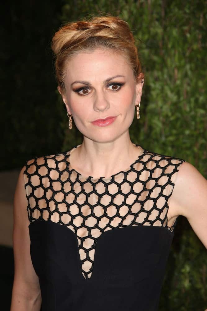 Anna Paquin is seen rocking an impressive upstyle hairdo in which she has tied her long blonde hair into a crisscross braid and pinned it above her head like a golden bow.It’s a smart way to bring out the symmetry of her face.