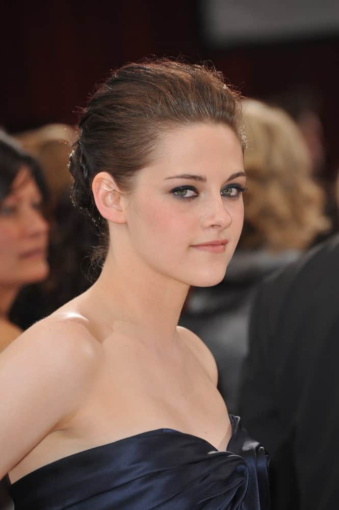 If you are one for minimalism, then consider trying Kristen Stewart’s plain French pleat that has been rounded into a bun at the back. This gives you a chic and superior look beside letting your eye-makeup become all the more prominent. 