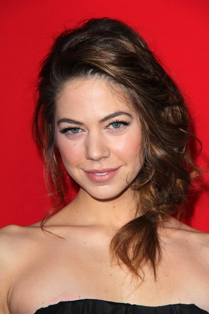 Analeigh Tipton’s loose hairstyle is so messy that it’s hard to notice that there is a three-strand braid incorporated into it. Tossing her hair to one side, the actress has formed it into an extremely loose plait but note that despite the chaotic style, she still looks pretty attractive. 