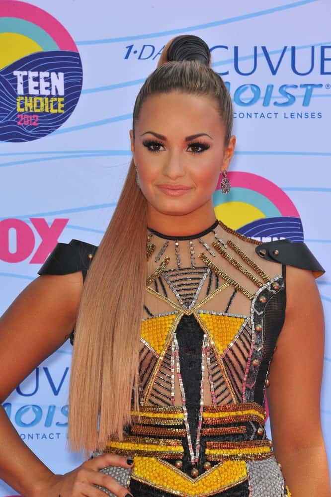 Egyptian fashion in all its glory take centre stage with Demi Lovato’s stunning ponytail hairstyle for women. An extremely tight and extremely high ponytail like this is guaranteed to turn heads wherever you go. 