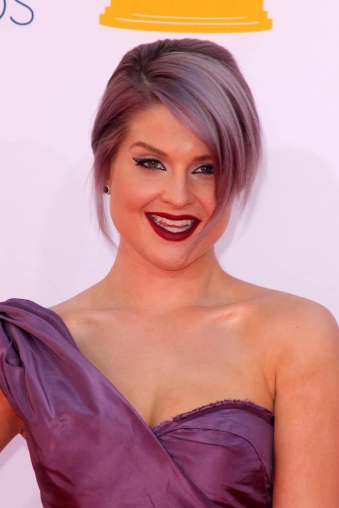 Kelly Osbourne’s fascinating side-swept hairstyle will definitely require you to dye your hair, but it’s a style worth considering if you are willing to experiment. A spectrum of mauve, lavender and purple hues is the ultimate way to accentuate a side-falling feathery haircut.