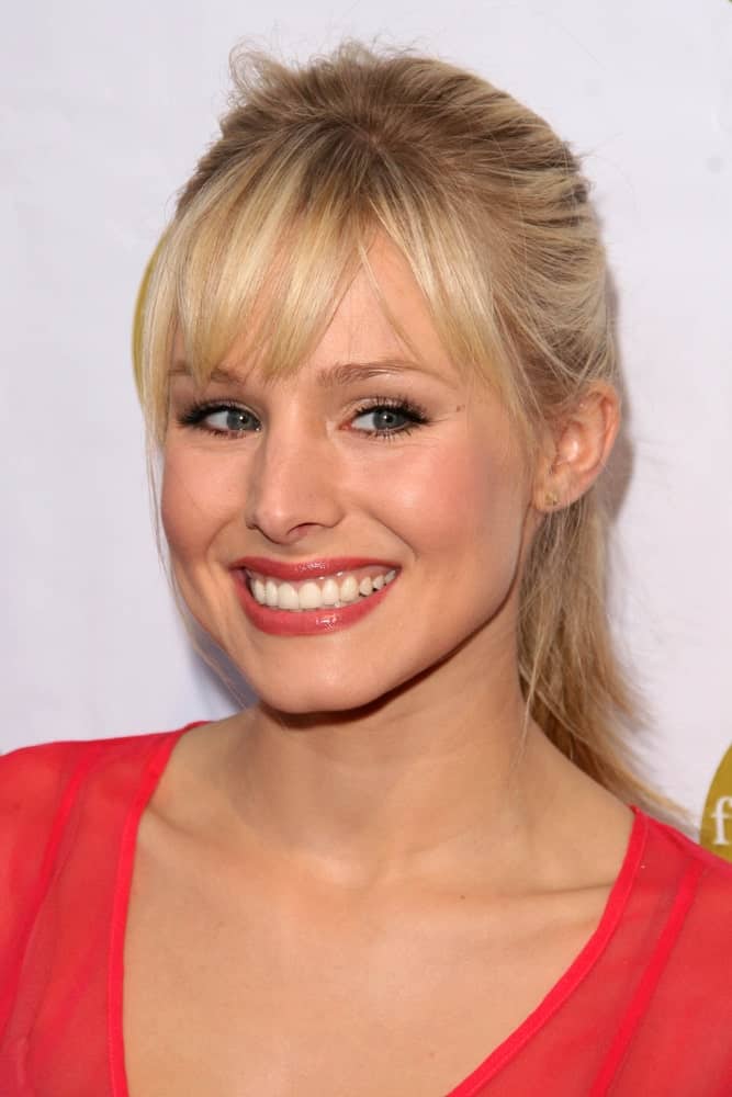 An average ponytail hairstyle combined with short and blunt eye-skimming, air-separated bangs can make you look really fabulous. The statement is proven by the beautiful Kristen Bell who looks lively and energetic sporting this trouble-free ponytail hairstyle for women.