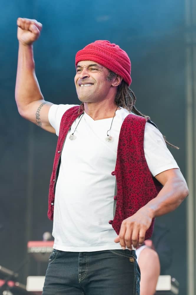 Yannick Noah, the former professional tennis player, gives all the dreadlocks-lovers a whole different idea on how to absolutely rock their hair. He has pulled back his short dreadlocks and wears a beanie on top of it. The beanie acts as a great hair accessory that helps add a fashion statement to the whole look.