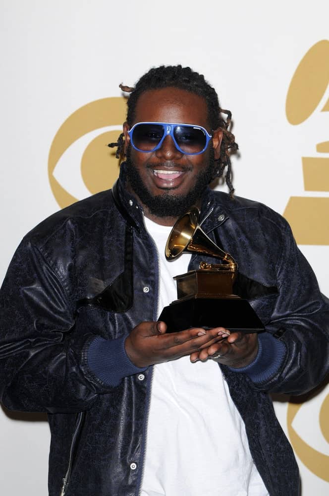 This is yet another popular American rapper, T-Pain, sporting a short dreadlocks hairstyle that is quite different from the rest. He has pulled all his hair back into a high pony-tail and his dreadlocks seem to be spreading sideways. His dreadlocks are super tight that keeps them separated and individualized. 