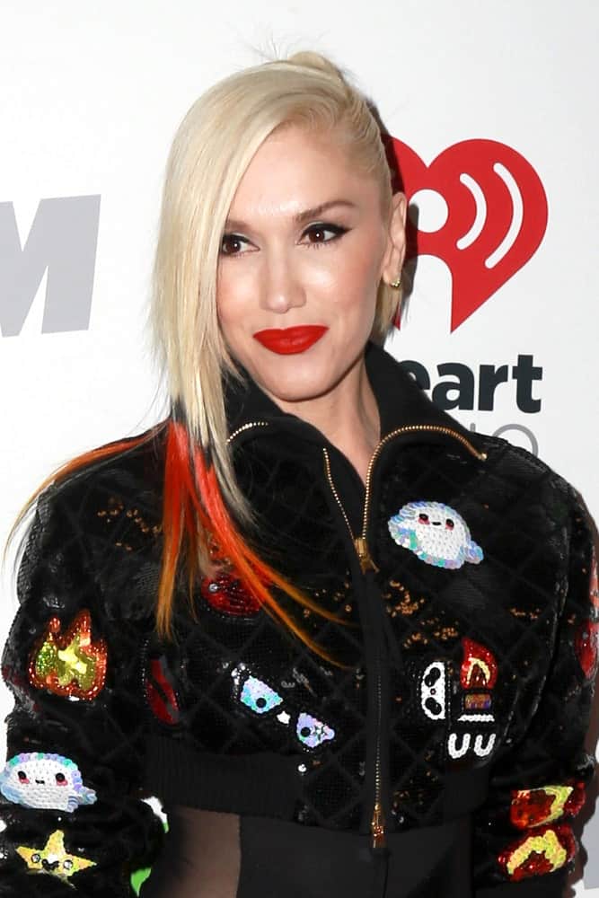 The ever-youthful Gwen Stefani loves to play with her hair although she usually keeps her hair color in the range of blondes. Here, the singer has dip-dyed the ends of her long fringe with black and brilliant orangey-red, paying tribute to the beautiful tropical parrots. The look is totally in tune with the rockstar. Pink Piece-y Pixie