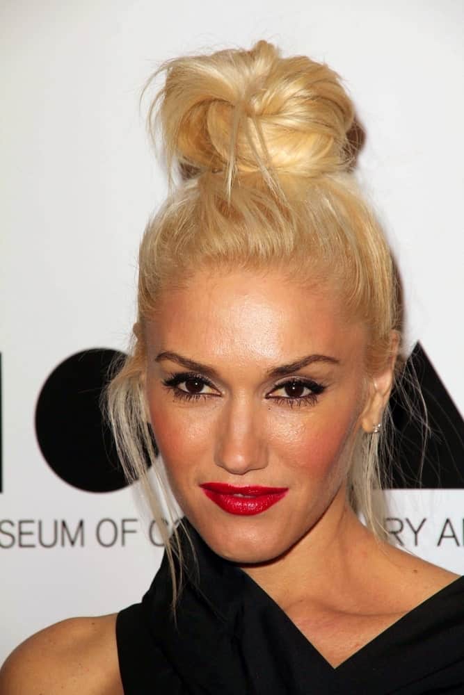 For the lazy days when you don’t want to brush your hair, Gwen Stefani provides a useful hairstyling tip. Simply gather your hair and knot it loosely over the top. Let out some flyaways. Despite the messy style, the high bun is bound to catch attention from afar.