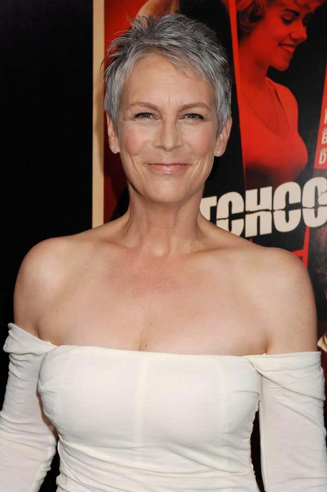 Jamie Lee Curtis is one of those older Hollywood stars who aren’t afraid of hiding their age and wear their naturally grayed hair with beauty and confidence. Short haircuts are usually her go-to style because it gives a fresh and perky look and significantly cuts down on her actual age. Here she can be seen wearing her slowly graying hair in a pixie cut and completely rocking the style. 