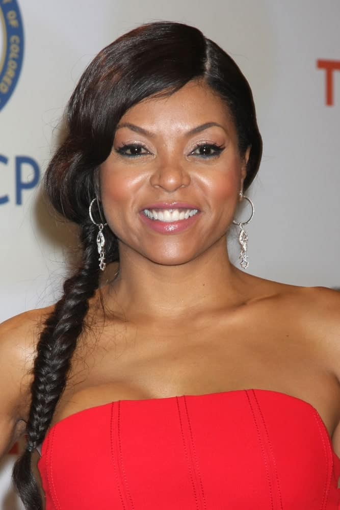Here we see the same actress rocking a completely different hairstyle. Note how she has braided her low-tied ponytail into a fishtail and sported it on one side at the front in an attention-grabbing style. The deep and wavy side bangs complement this textured ponytail hairstyle for women.
