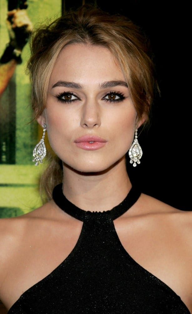 Keira Knightley’s classy upstyle hairstyle consists of a soft balayage and center-parted side-swept bangs that gently frame her face, making her look really majestic.