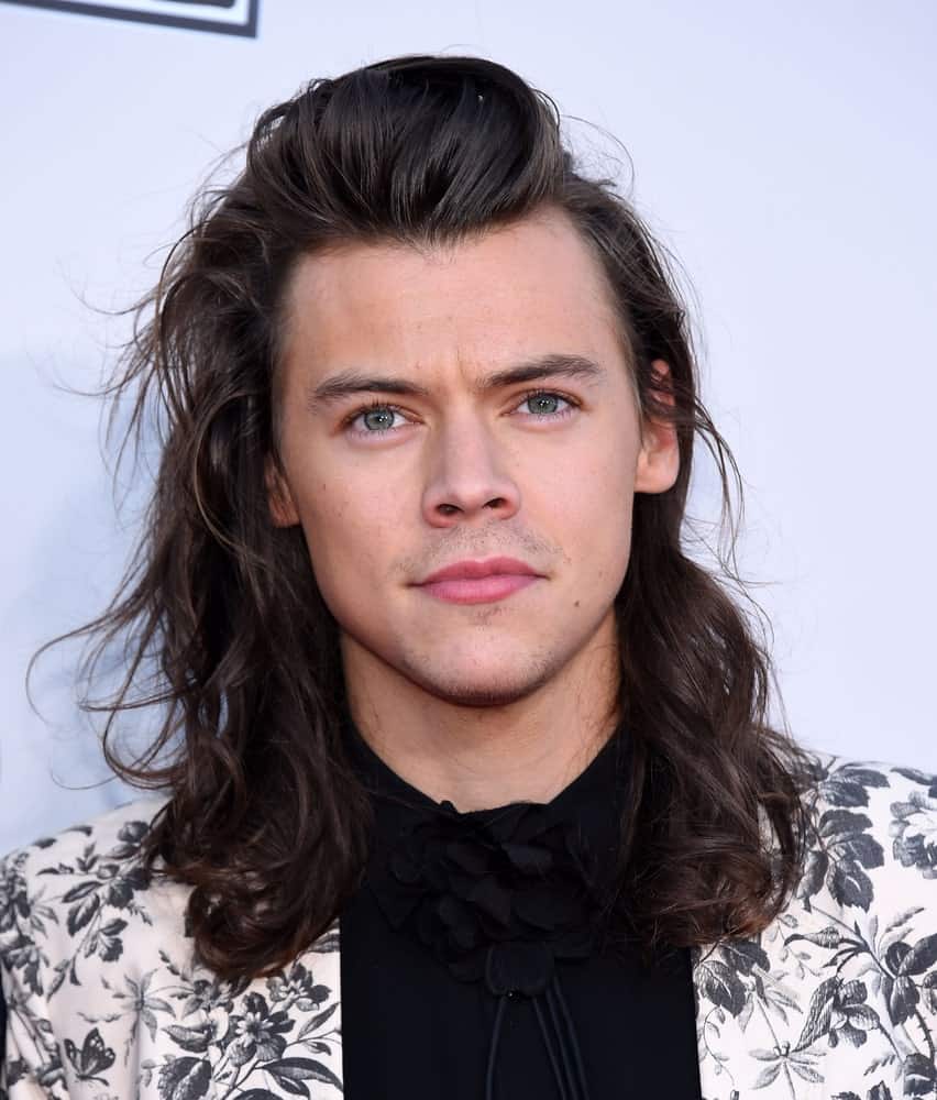 The One Direction singer Harry Styles is the perfect representation of unique hair goals with his super long hair that gently rests on his shoulder. His hair is a tad wavy, and that adds great dimension to it. From the front, he has poofed up his hair. If anything, this is quite a different and funky long hairstyle that looks simply amazing.