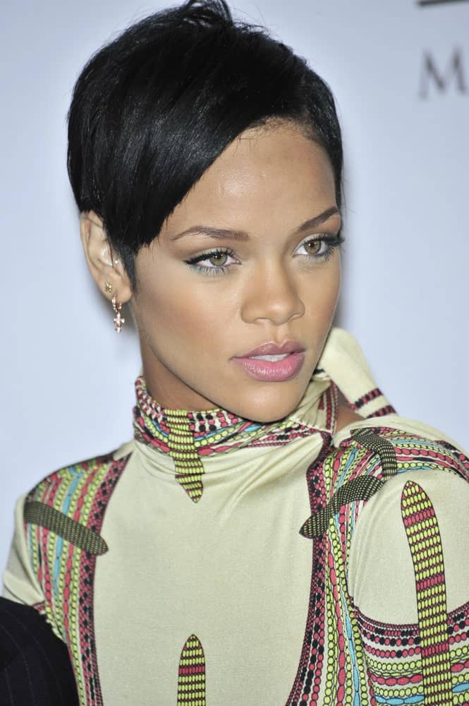 Rihanna attended the music mogul Clive Davis’ annual pre-Grammy party at the Beverly Hilton Hotel on February 9, 2008, in Los Angeles, CA. She came wearing a vintage colorful outfit and paired it with a raven pixie hair that is straightened and side-swept.