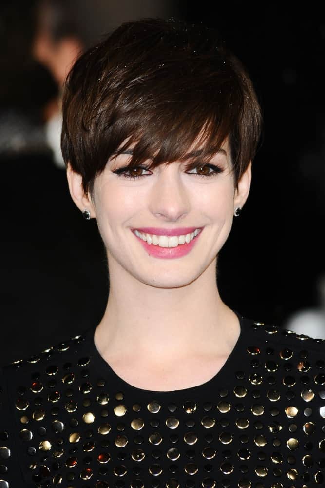 Anne Hathaway llegando a los EE BAFTA Film Awards 2013 en la Royal Opera House, Covent Garden, Londres.