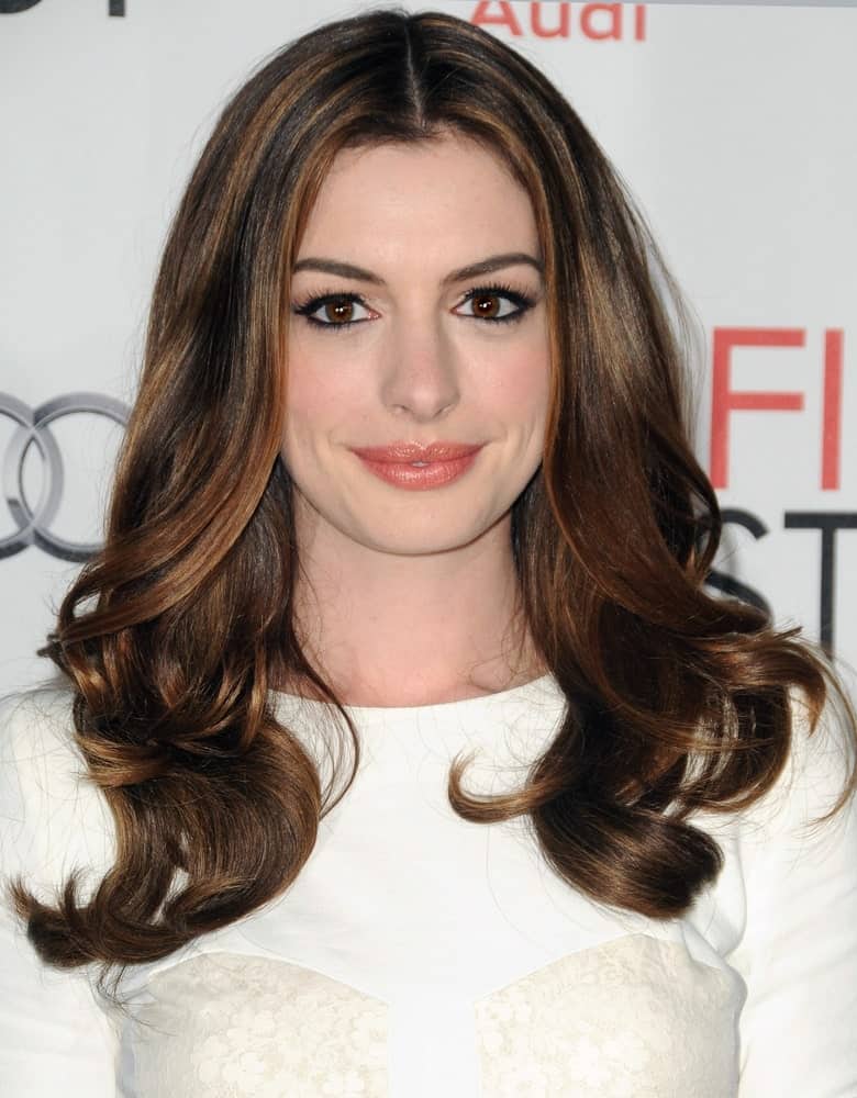 Anne Hathaway all'AFI FEST 2010 Opening Night Gala Screening of LOVE OTHER DRUGS, Grauman's Chinese Theatre, Los Angeles, CA 4 novembre 2010. Tuttavia, i suoi look più corti sono certamente i migliori. Mentre è bellissima in questa foto della proiezione a Los Angeles di Love and Other Drugs del 2010 circa, le lunghe ciocche sono così ordinarie. Nonostante la sua bellezza, si confonde nella folla dei bei volti di Hollywood.'s Chinese Theatre, Los Angeles, CA November 4, 2010.