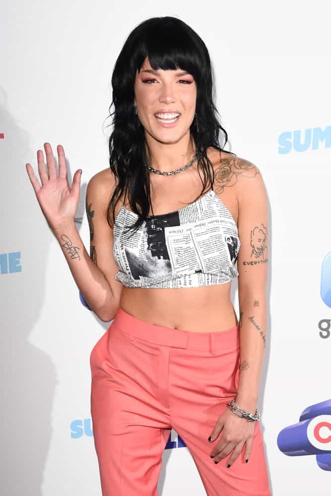 Halsey posa sulla linea dei media prima di esibirsi al Summertime Ball 2019 alla Wembley Arena, Londra Picture.