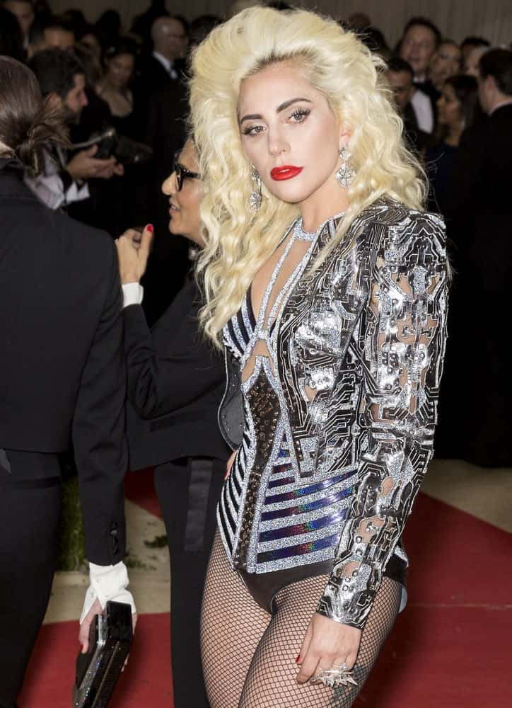 Lady Gaga woont het Manus x Machina Fashion in an Age of Technology Costume Institute Gala bij in het Metropolitan Museum of Art.