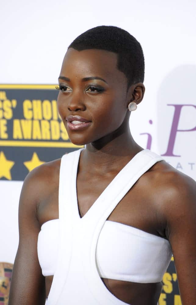 Lupita Nyong'o en la 19ª edición de los Critics' Choice Awards en The Barker Hangar, en el aeropuerto de Santa Mónica.'o at the 19th Annual Critics' Choice Awards at The Barker Hangar, Santa Monica Airport.