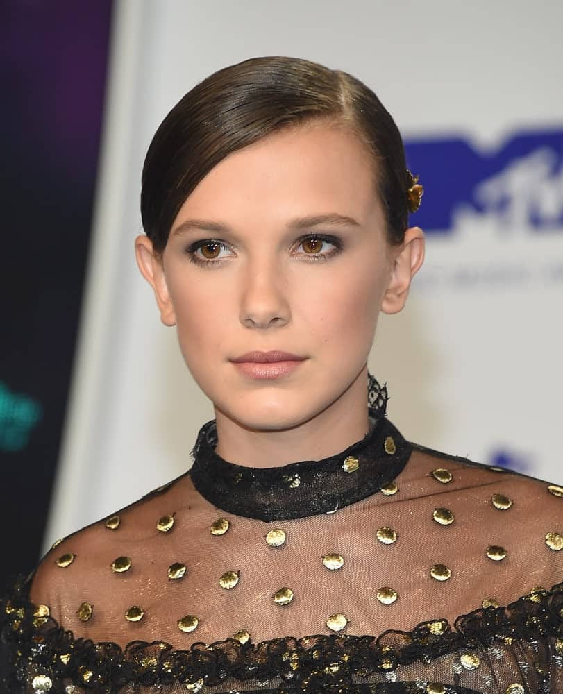 Millie Bobby Brown přichází na předávání MTV Video Music Awards 2017 27. srpna 2017 v Inglewoodu v Kalifornii.