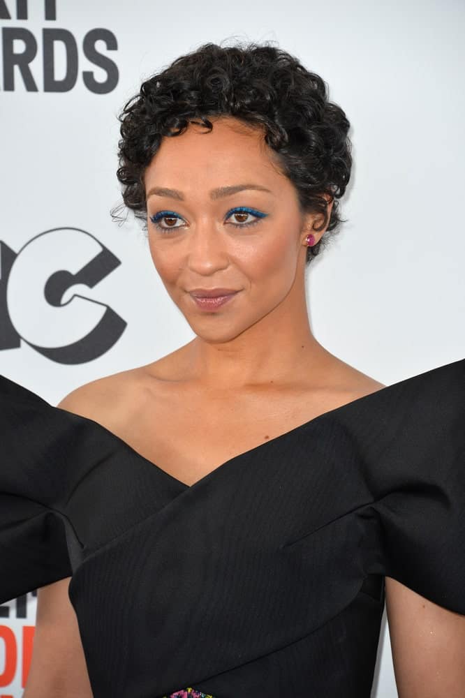 Actrița Ruth Negga la premiile Film Independent Spirit Awards 2017, pe plaja din Santa Monica.