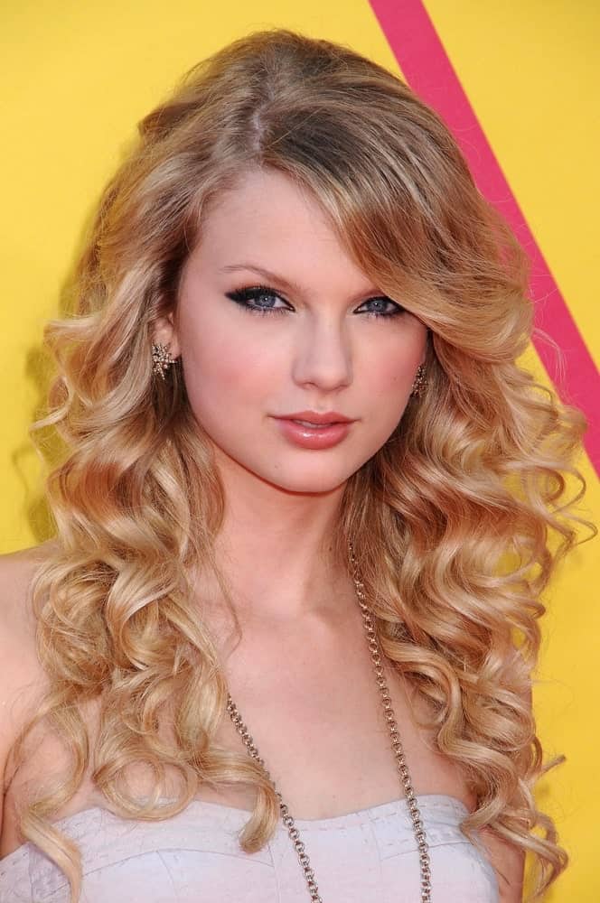 Taylor Swift na předávání cen MTV Video Music Awards 2008. Paramount Pictures Studios, Los Angeles, Kalifornie.