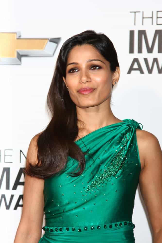 Freida Pinto arrived at the 44th NAACP Image Awards at the Shrine Auditorium last February 1, 2013 in Los Angeles. She was turning heads with her sophisticated green dress and long side-parted waves.