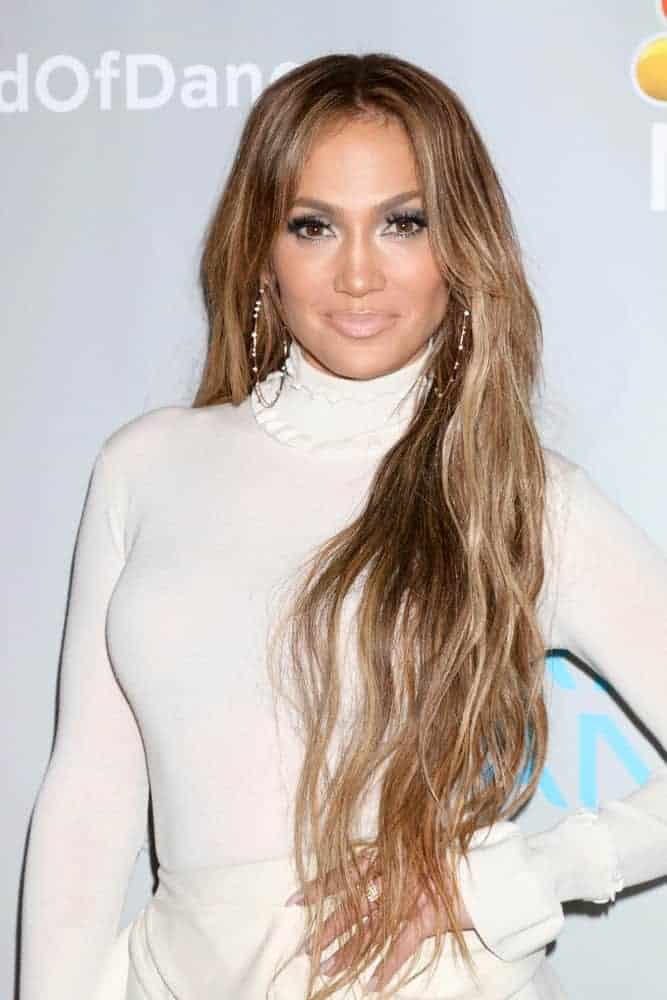 Jennifer Lopez looked absolutely lovely with her long straight hair back in January 2017. She was wearing a white ensemble that makes her dark highlighted hair stand out with its tousled wavy layers.