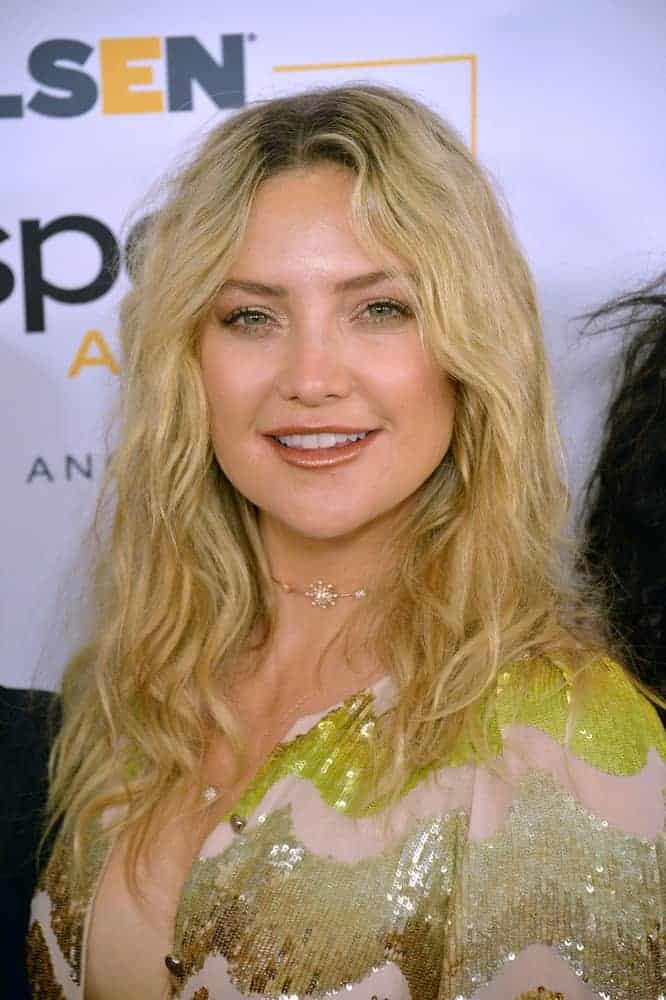 Kate Hudson flaunted her long blond beach hair with wavy layers and center-parted for a simple look to pair her lovely smile and sequined dress back in October 2016.