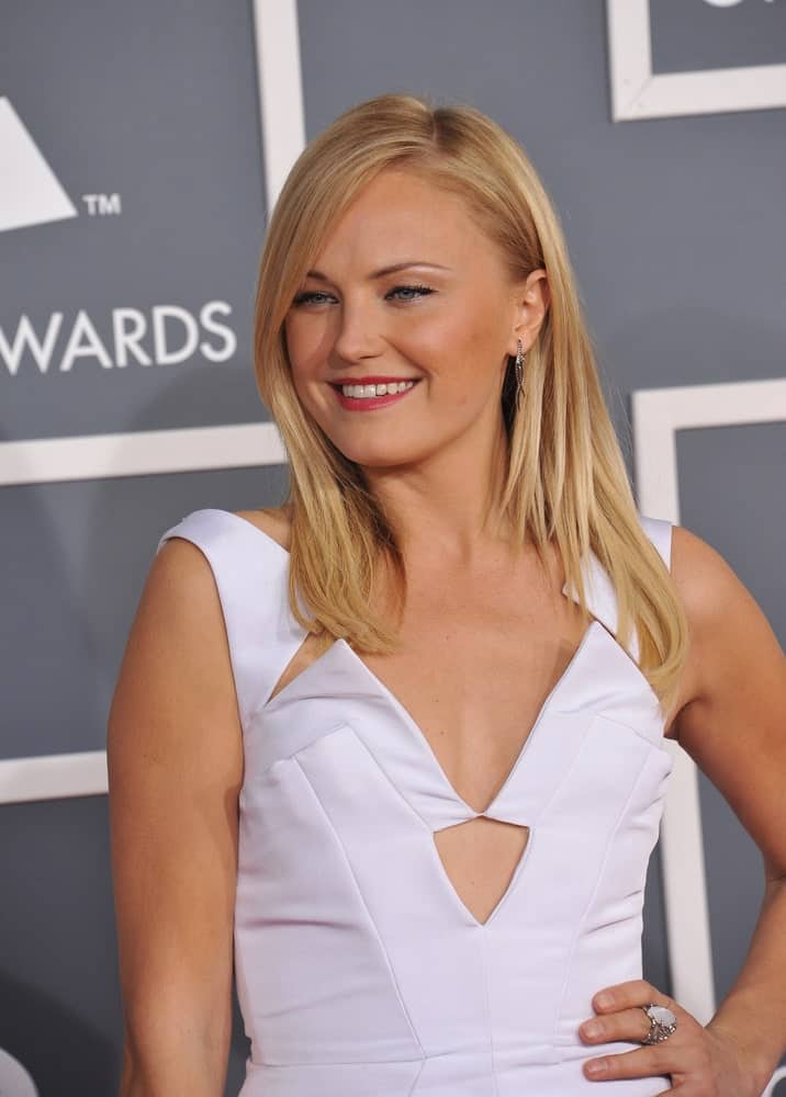 Malin Akerman had a simple straight blonde hairstyle with side-swept bangs for a classy pairing to her white dress at the 54th Annual Grammy Awards last February 12, 2012 in Los Angeles.