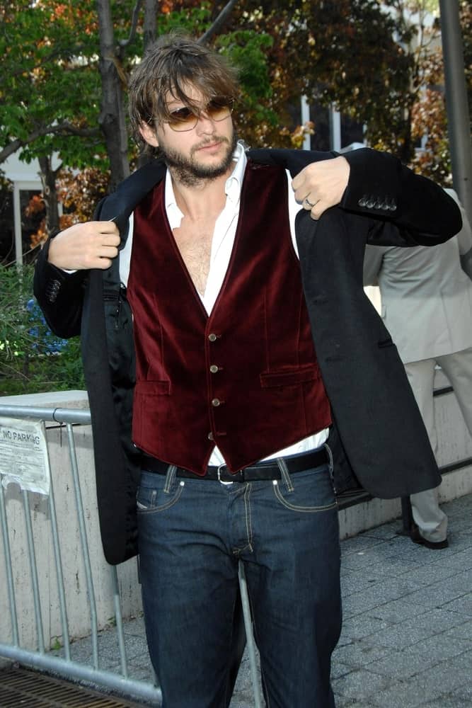 Ashton Kutcher's scruffy full beard and tousled long fringe hairstyle made him look quite manly at the ABC Network Primetime Upfronts Previews in Lincoln Center, New York on May 15, 2007.