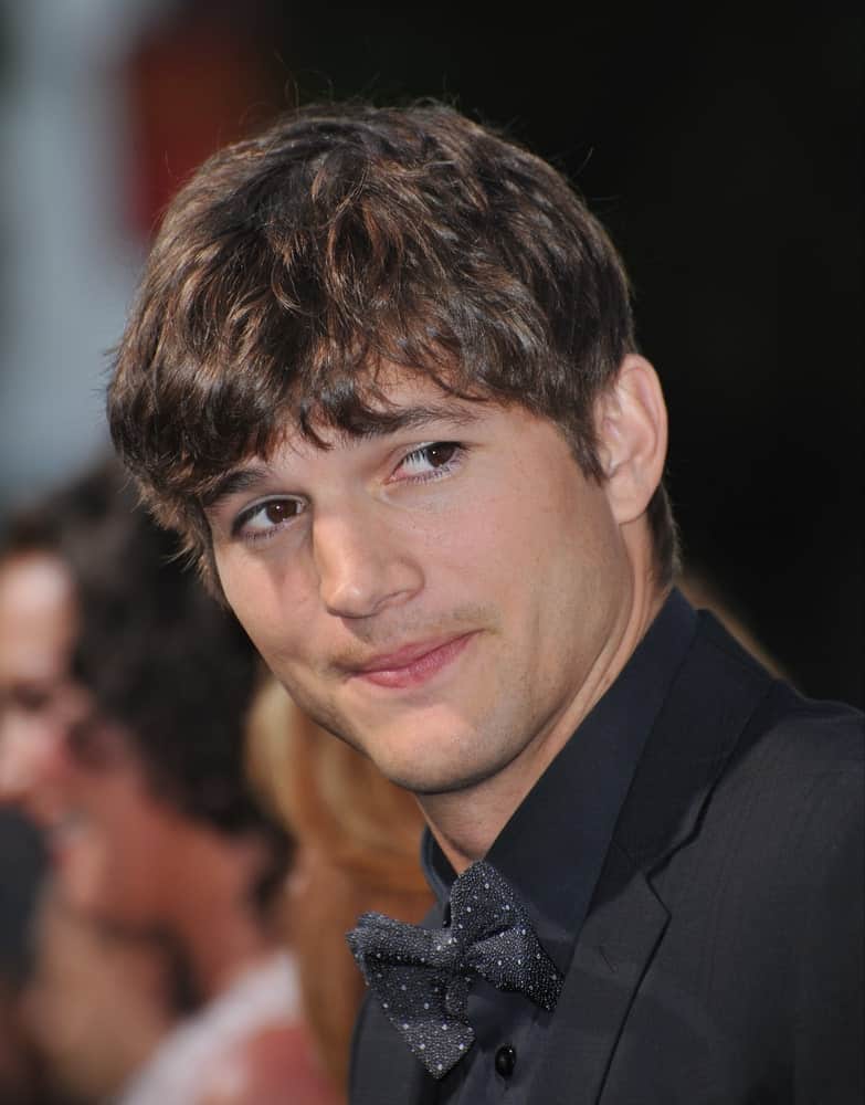On June 1, 2010, Ashton Kutcher was at the Los Angeles premiere of his new movie "Killers" at the Cinerama Dome, Hollywood. He looked manly in his pure black suit and highlighted short fringe hairstyle.