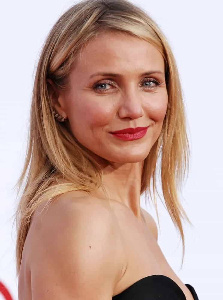 During the 2014 “The Other Woman” Los Angeles Premiere, she sported an effortless loose center-parted hairstyle with blond layers and finished it off with some bold red lips.