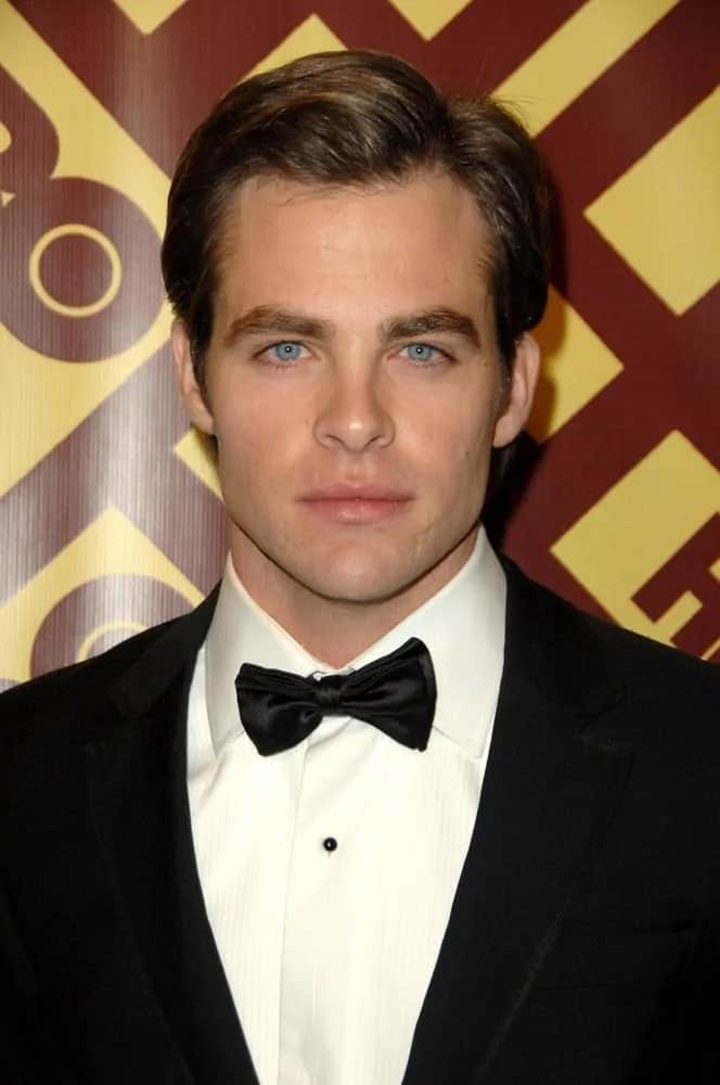 Chris Pine’s handsome features are at full display with this neat and short side-parted slick hairstyle and classy black tux during the 2009 HBO Golden Globe Awards After Party in Beverly Hills, CA.