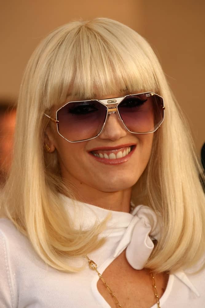 Gwen Stefani went with blunt curtain bangs with her long blond bob hairstyle at the 34th Annual American Music Awards at Shrine Auditorium last November 21, 2006, in Los Angeles, CA.