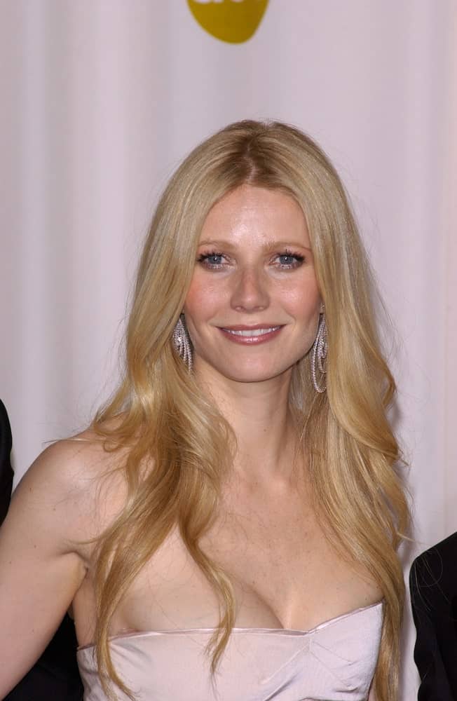 Gwyneth Paltrow was spotted at the 77th Annual Academy Awards at the Kodak Theatre on February 27, 2005 with long flowy waves cascading down her shoulders.