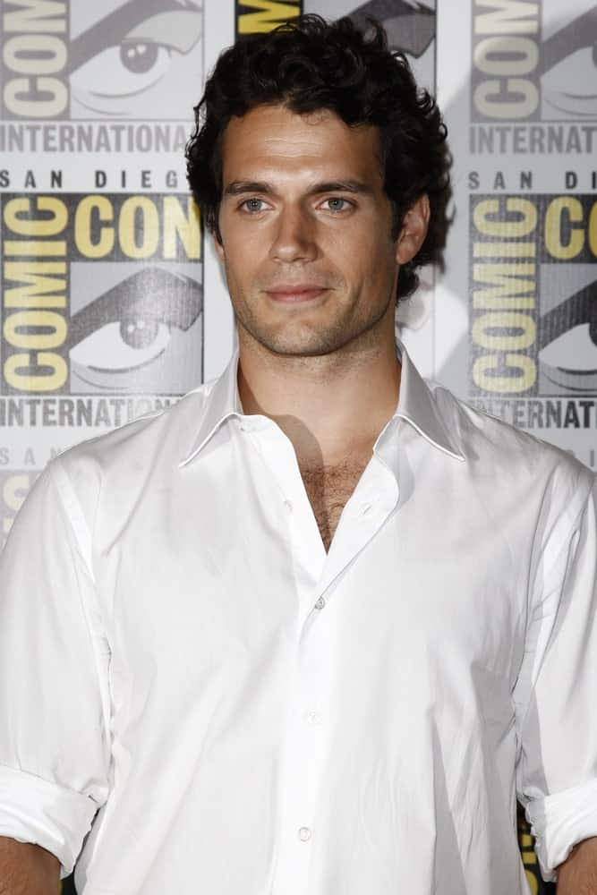 Henry Cavill was seen at the press panel for 'Immortals' at Comic Con 2011 last July 23rd showcasing his black curly hair contrasting his white button-down polo.